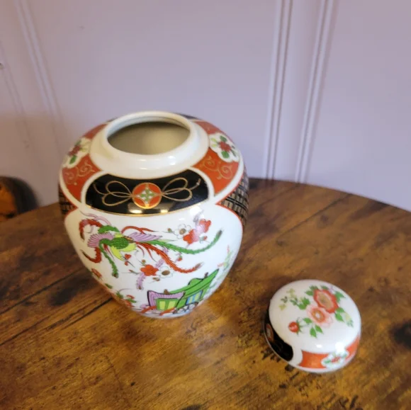 Vintage Japanese Imari hand painted porcelain ginger jar - Picture 4 of 14